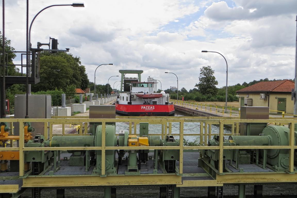 Schiff in der Schleuse Schiff in der Schleuse